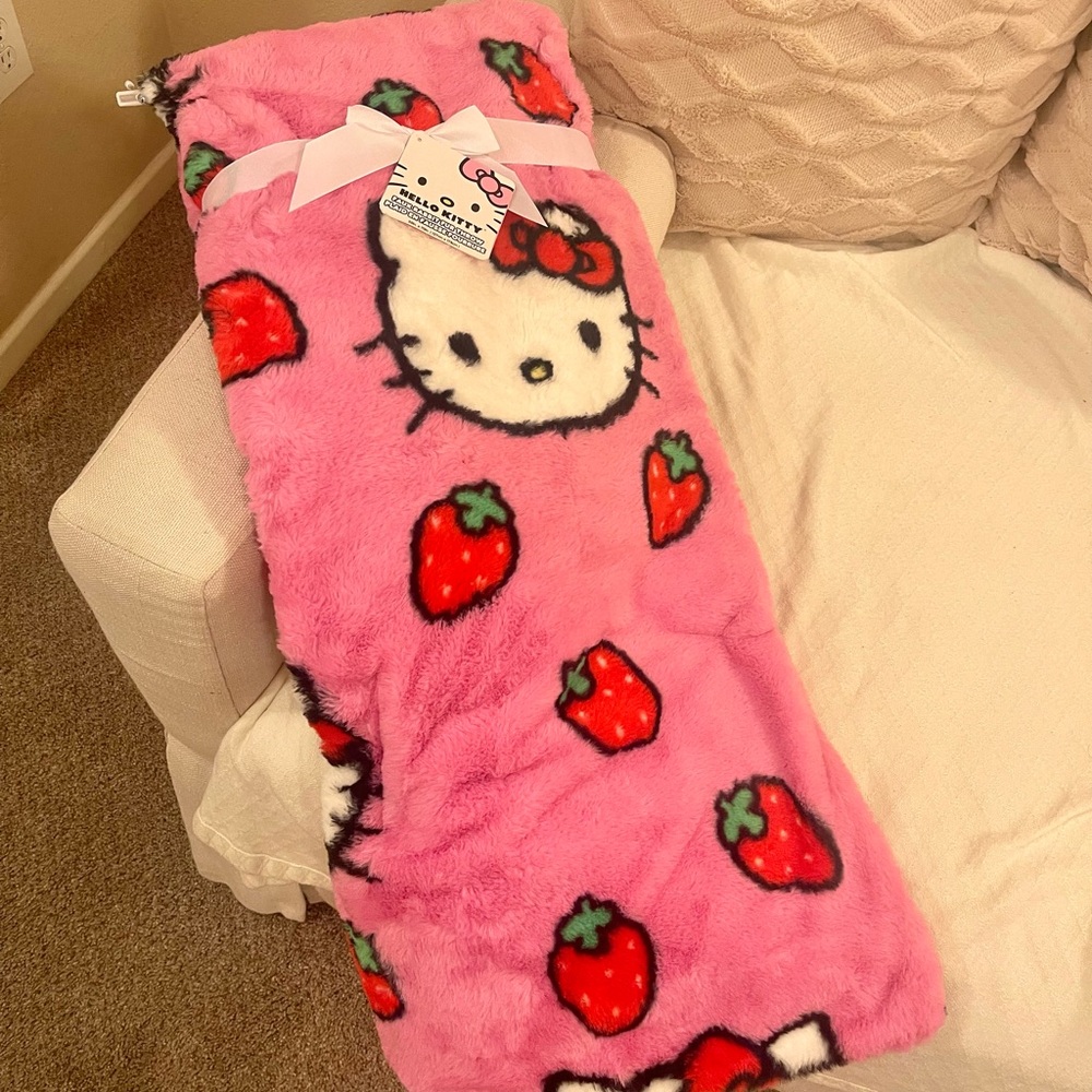 Hello Kitty faux rabbit fur throw blanket🩷